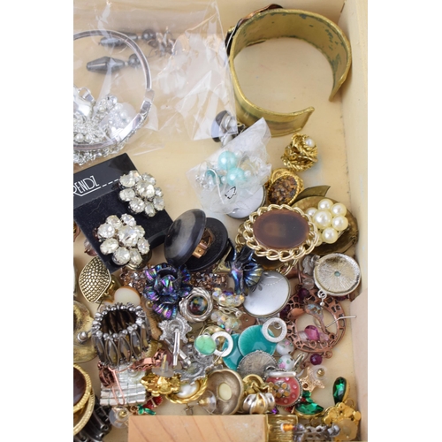 578 - Costume jewellery to include bangles, an abalone style bracelet, earrings, necklaces and others, in ... 