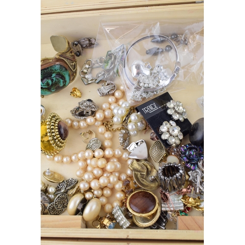 578 - Costume jewellery to include bangles, an abalone style bracelet, earrings, necklaces and others, in ... 