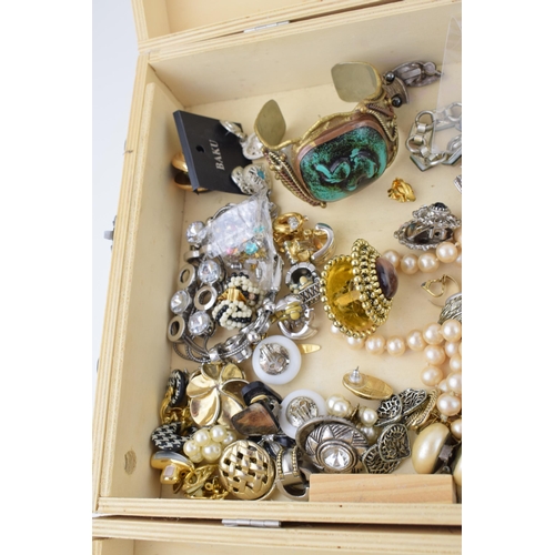 578 - Costume jewellery to include bangles, an abalone style bracelet, earrings, necklaces and others, in ... 