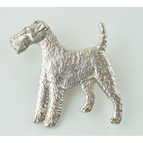 585 - Silver Airedale Terrier bar brooch, marked 'Kenart' 35mm tall, 8.3g.