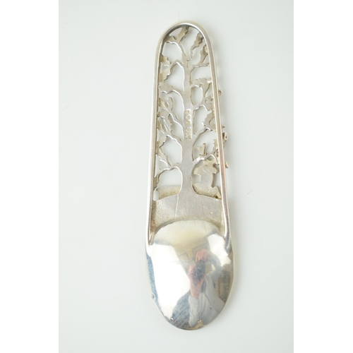 519 - Silver National Trust of Scotland caddy spoon, Edinburgh 1987, with stylized deer decoration, 13.6g,... 