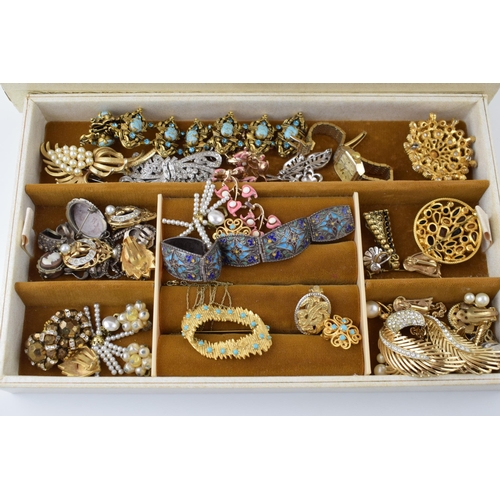 539 - A collection of vintage costume jewellery to include brooches, pearls, bracelets and necklaces toget... 