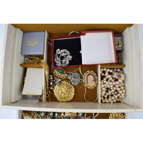 539 - A collection of vintage costume jewellery to include brooches, pearls, bracelets and necklaces toget... 