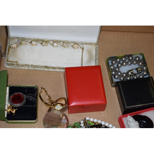 568 - Costume jewellery to includes brooches, fashion watches, necklaces and others (Qty).