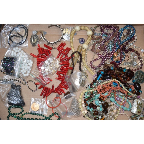 591 - A collection of costume jewellery to include necklaces, a malachite necklace, bracelets, bangles, an... 