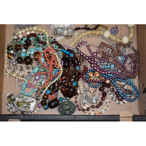 591 - A collection of costume jewellery to include necklaces, a malachite necklace, bracelets, bangles, an... 