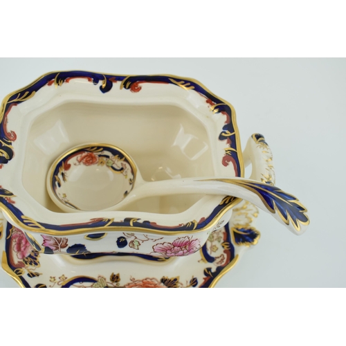 93 - Masons Blue Mandalay lidded sauce tureen on stand, with ladle, 22cm wide.