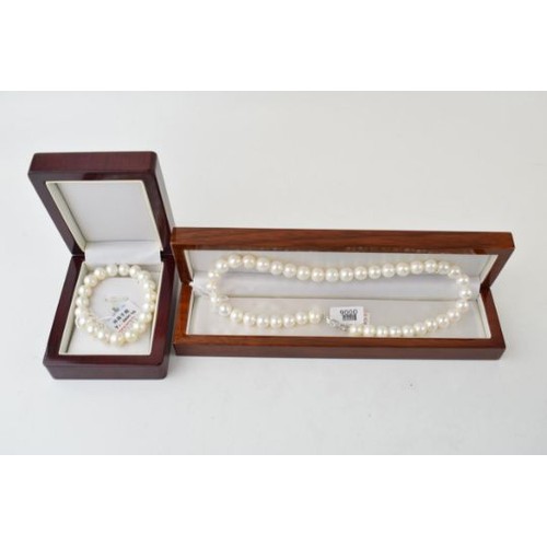 543A - A cased set of pearls (possibly synthetic) to include a necklace, 40cm long, and a bracelet, 14cm lo... 