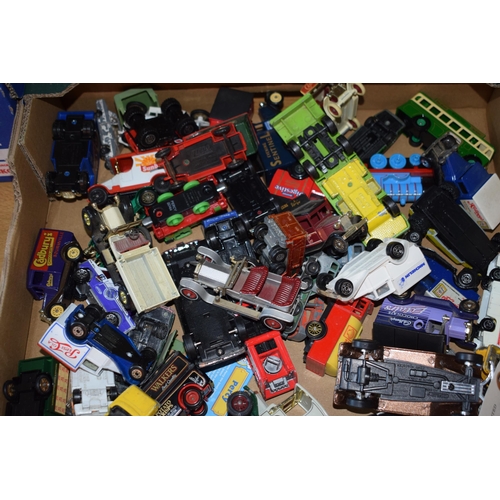 117 - A collection of vintage die cast vehicles to include Matchbox, Corgi and similar manufacturers, toge... 