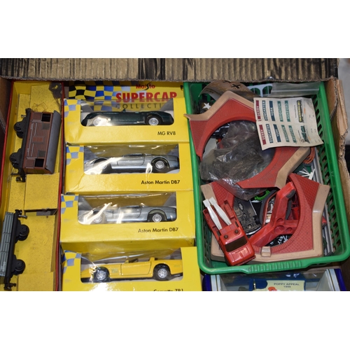 64 - A mixed collection of boxed vintage die cast vehicles to include Maisto Supercar Collection, Lledo, ... 