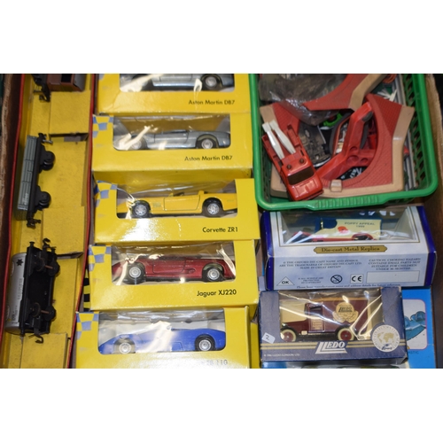 64 - A mixed collection of boxed vintage die cast vehicles to include Maisto Supercar Collection, Lledo, ... 