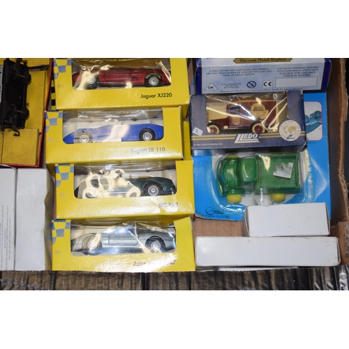 64 - A mixed collection of boxed vintage die cast vehicles to include Maisto Supercar Collection, Lledo, ... 