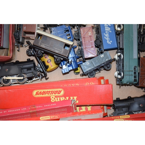 65 - A collection of vintage model railway engines, carriages and trucks by Hornby, Tri-ang and similar m... 