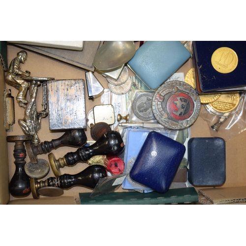 67 - A mixed collection of items to include enamel badges, penknives, wax seals, vesta cases and other si... 