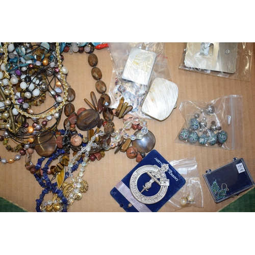 68 - A mixed collection of vintage costume jewellery to include brooches, necklaces earrings and similar ... 