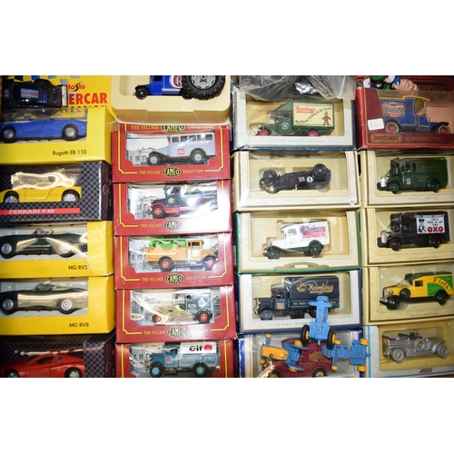 70 - A mixed collection of boxed vintage die cast vehicles to include Shell Ferrari Collection, Cameo, Ma... 