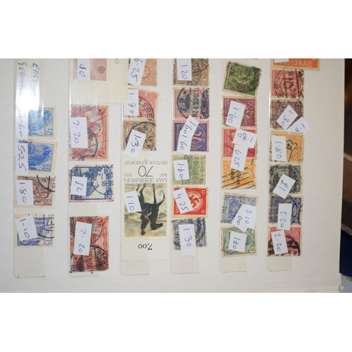 77 - A large quantity of vintage Uk and world stamps, multiple albums. (Qty)