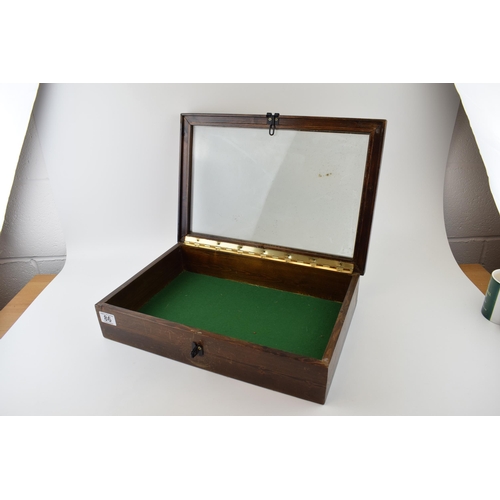 86 - A vintage display cabinet with green vase and lockable latch. 47.5cm x 32cm x 11cm.