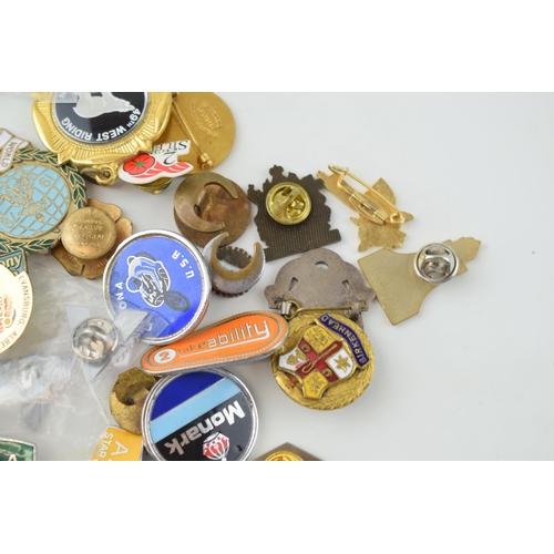 92 - A mixed collection of vintage enamel badges. (Qty)