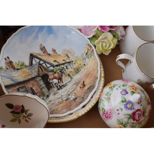 97 - Pottery to include a Royal Crown Derby plate, Royal Worcester, Wedgwood and others (Qty).