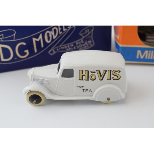 128 - A die-cast D.G Models Hovis van together with a Cresent Toys No. 1249 18-Pounder Field Gun. (2)