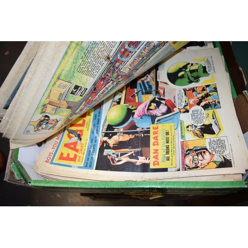 171 - A large quantity of vintage 'Eagle' and Swift 'Dan Dare' magazines. (Qty)