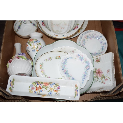 277 - A mixed collection of ceramic novelty and miniature items to include Wedgwood Wild Strawberry tray, ... 