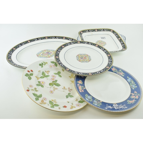 281 - A collection of Wedgwood items to include Wedgwood 'Wild Strawberry' pattern dinner plate (27.5cm) W... 