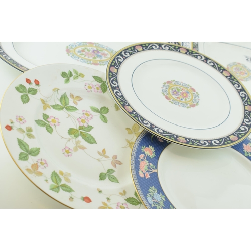 281 - A collection of Wedgwood items to include Wedgwood 'Wild Strawberry' pattern dinner plate (27.5cm) W... 