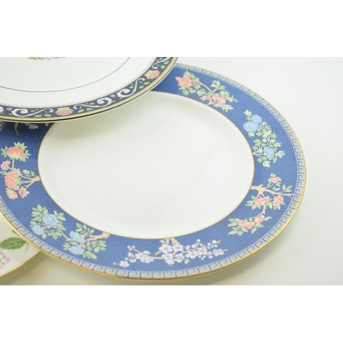 281 - A collection of Wedgwood items to include Wedgwood 'Wild Strawberry' pattern dinner plate (27.5cm) W... 