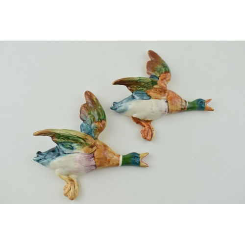 32 - Beswick Flying Mallard wall plaques 596-4 (2 - 1 af).