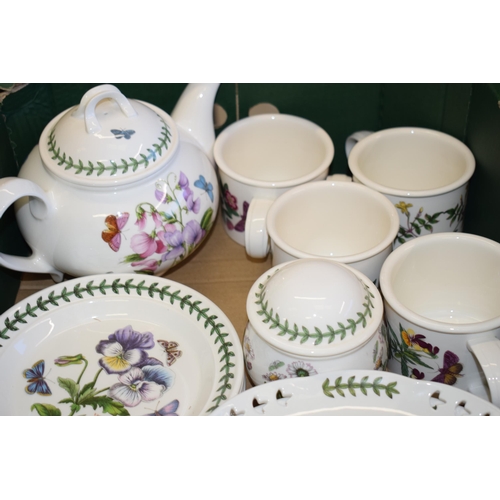 118 - A collection of Portmeirion 'Botanic Garden' tea and dinner ware items to include tea pot, cream and... 