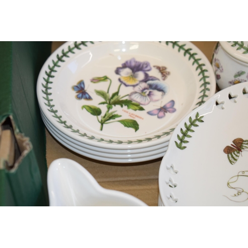 118 - A collection of Portmeirion 'Botanic Garden' tea and dinner ware items to include tea pot, cream and... 