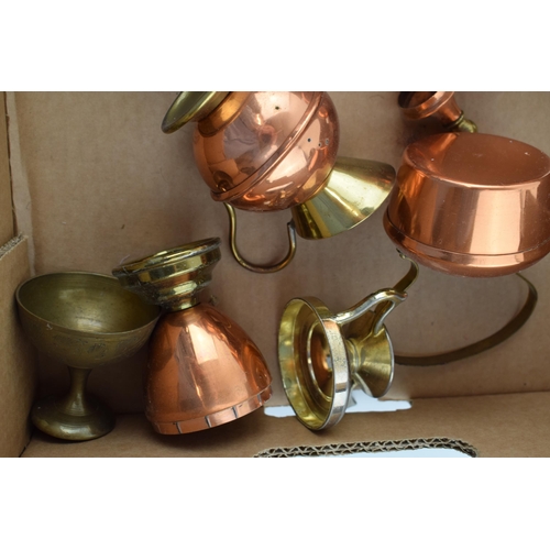 463 - A collection of small / miniature copper and brass items to include teapots, weights, jugs and other... 