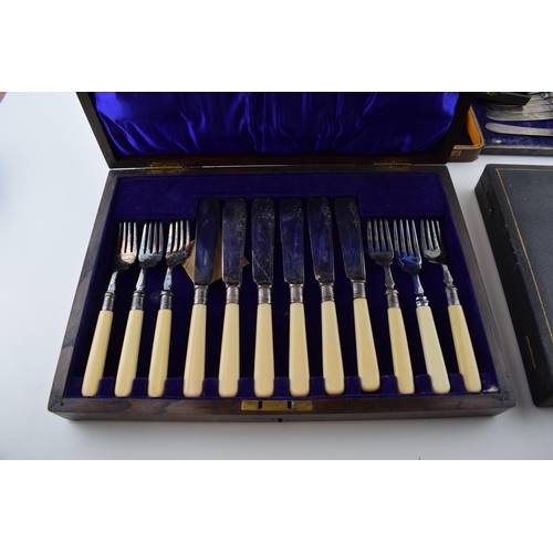 539 - A collection of cased silver plated sets to include fish knives and others, with odd steel sets.