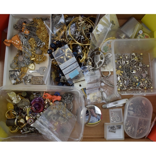 560 - Costume jewellery to include necklaces, bangles, brooches and others, with a collection of silver it... 