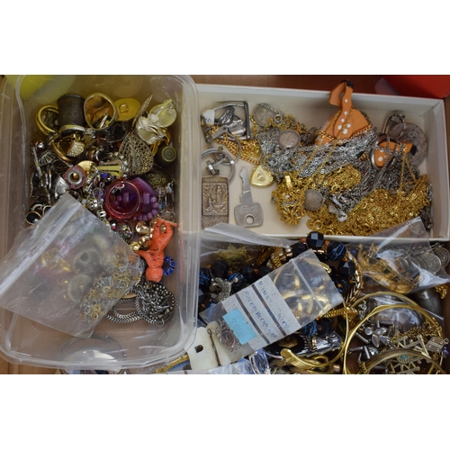 560 - Costume jewellery to include necklaces, bangles, brooches and others, with a collection of silver it... 