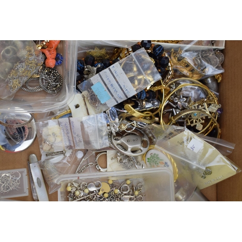 560 - Costume jewellery to include necklaces, bangles, brooches and others, with a collection of silver it... 