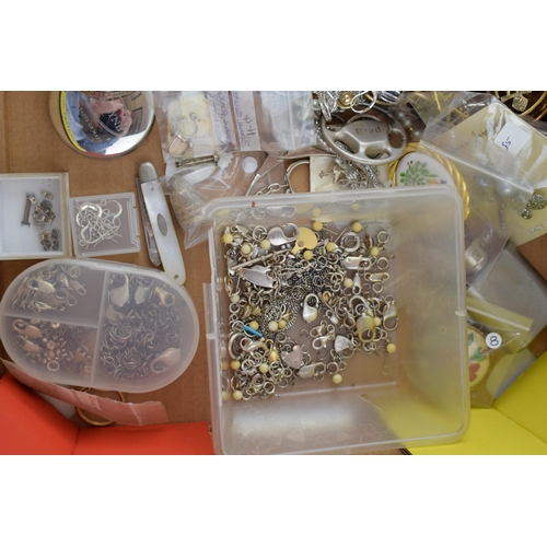 560 - Costume jewellery to include necklaces, bangles, brooches and others, with a collection of silver it... 