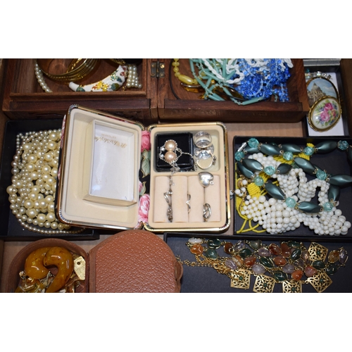 562 - A collection of vintage costume jewellery to include bracelets, bangles, necklaces, rings, earrings ... 