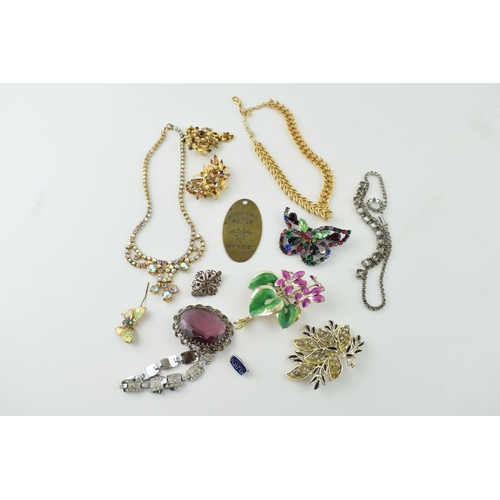 550 - A collection of vintage costume jewellery to include brooches, necklaces, silver item noted together... 