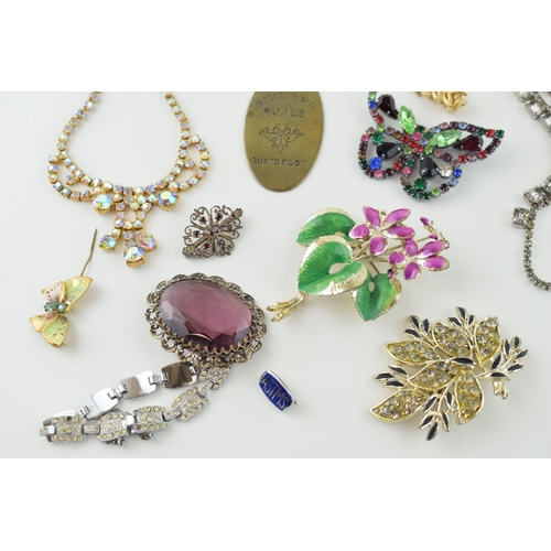 550 - A collection of vintage costume jewellery to include brooches, necklaces, silver item noted together... 