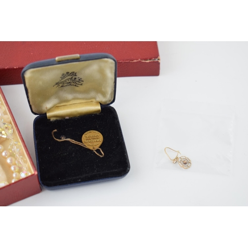 566 - A collection of vintage jewellery items to include a set of pearls a boxed Swarovski jewellery simiu... 