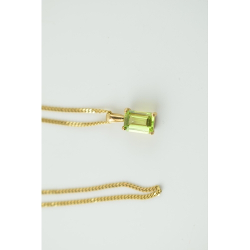 581 - 9ct gold fine chain with 9ct gold pendant, set green stone, most likely Peridot, 2.2g, 39cm long.