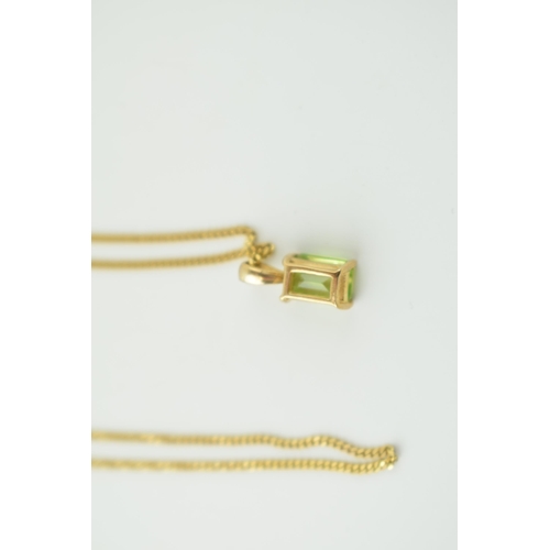 581 - 9ct gold fine chain with 9ct gold pendant, set green stone, most likely Peridot, 2.2g, 39cm long.