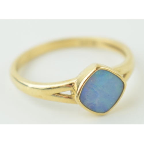 582 - 9ct gold ring with opal triplet insert, 2.1g, size U.