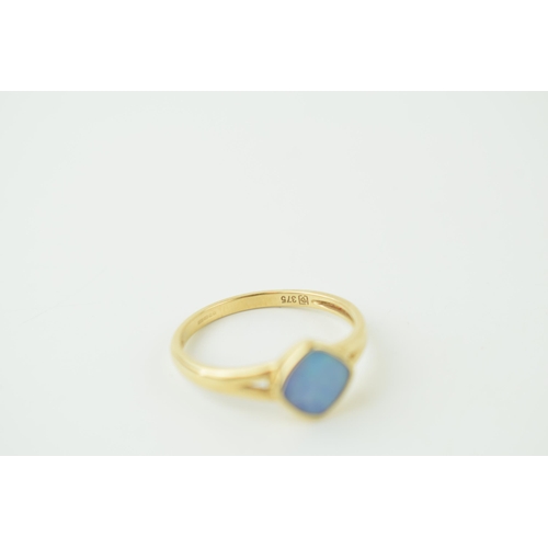 582 - 9ct gold ring with opal triplet insert, 2.1g, size U.