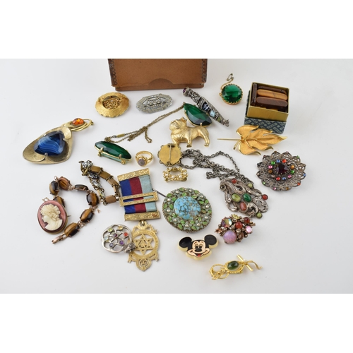 596 - A collection of costume jewellery to include mainly brooches of Victorian and later pieces, tigers e... 