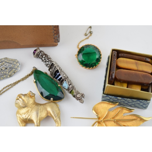 596 - A collection of costume jewellery to include mainly brooches of Victorian and later pieces, tigers e... 