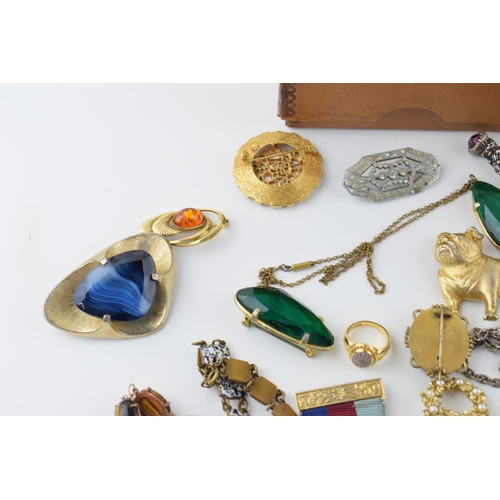 596 - A collection of costume jewellery to include mainly brooches of Victorian and later pieces, tigers e... 